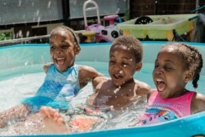 Kinder im Pool