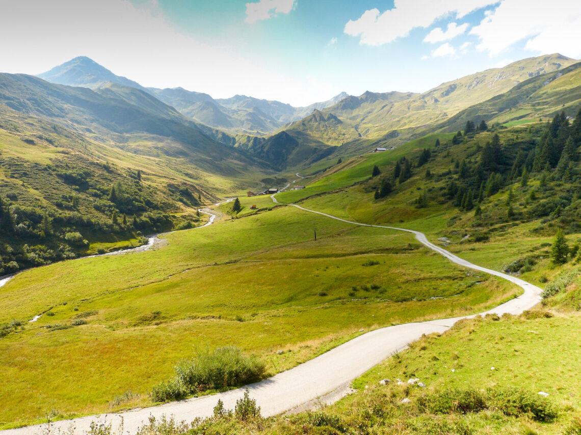 Straße durch die Alpen