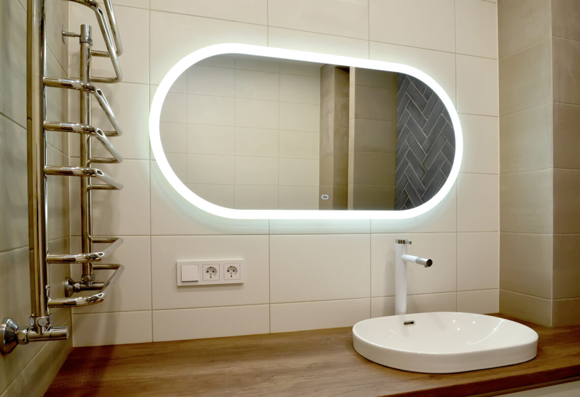 Ovaler großer LED Spiegel im Bad