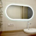 Ovaler großer LED Spiegel im Bad