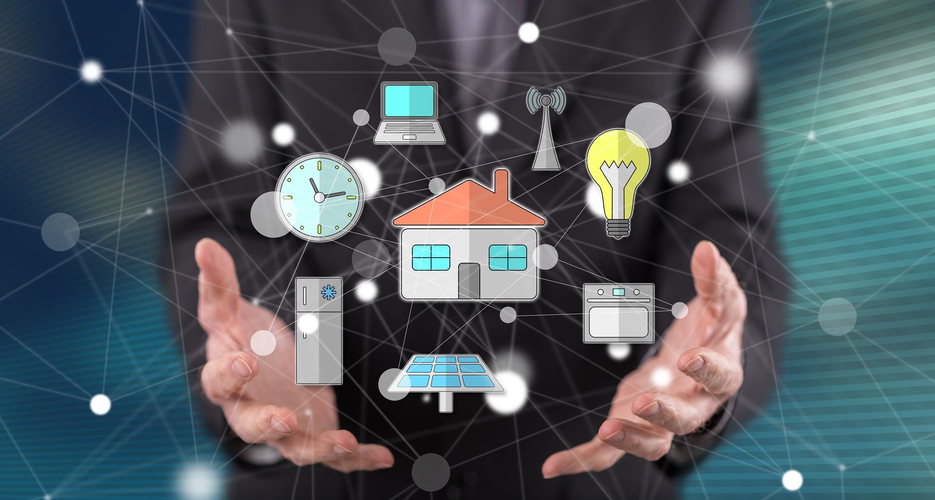Mann präsentiert vernetztes Smart-Home-System | SMA Hybrid Wechselrichter